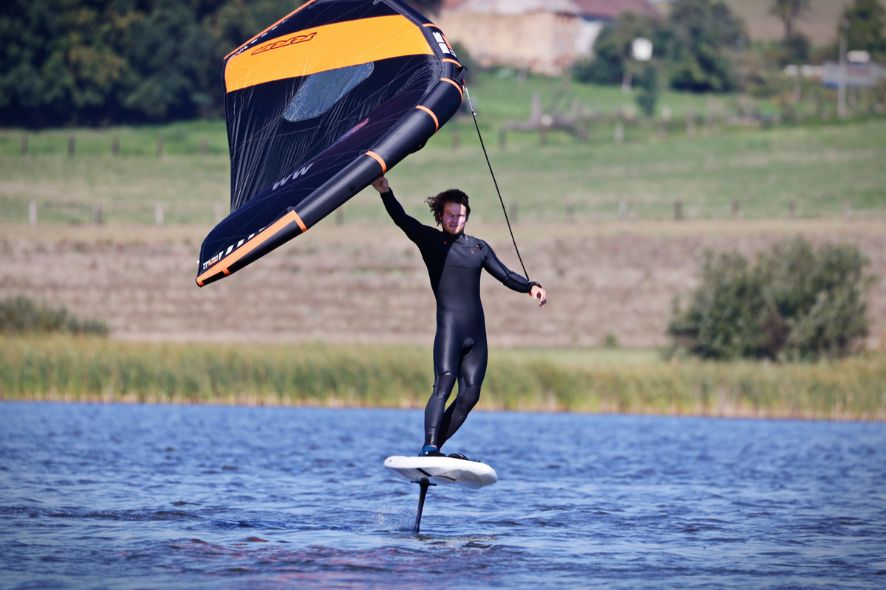 Wingfoiling – létání nad vodou